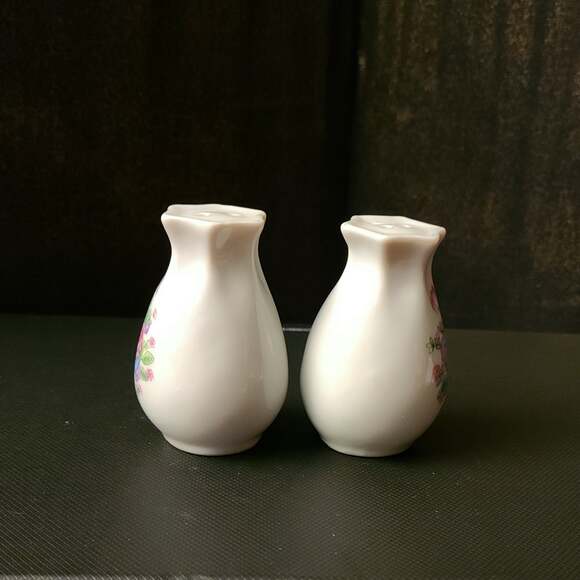 Vintage Porcelain Vase salt and pepper shakers - Picture 5 of 6